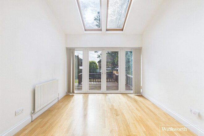 Wolmer Gardens, Edgware, HA8