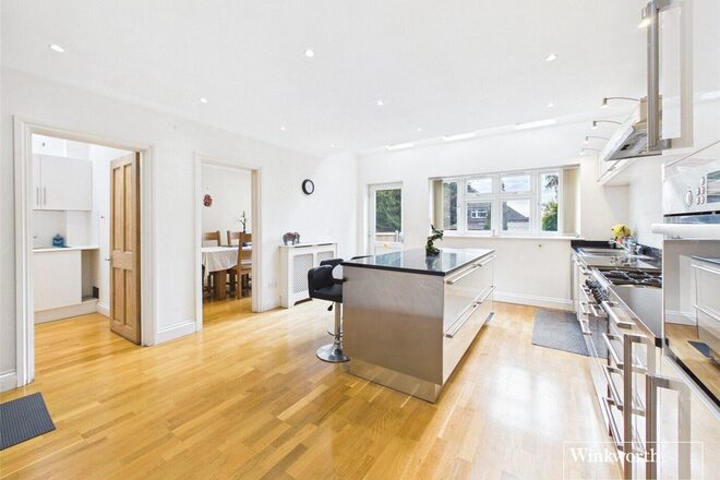 Wolmer Gardens, Edgware, HA8