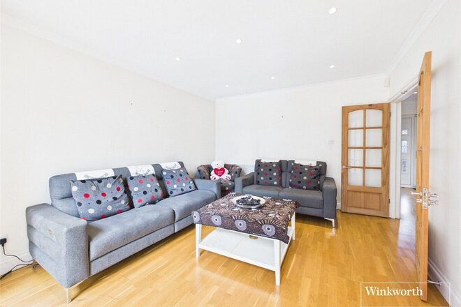 Wolmer Gardens, Edgware, HA8