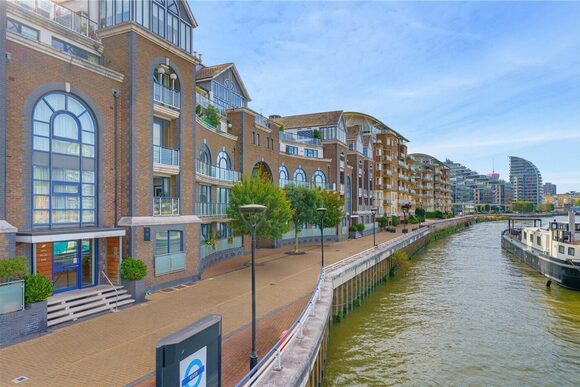 Clove Hitch Quay, London, SW11