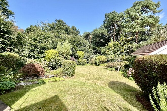 Queens Park West Drive, Dorset, BH8