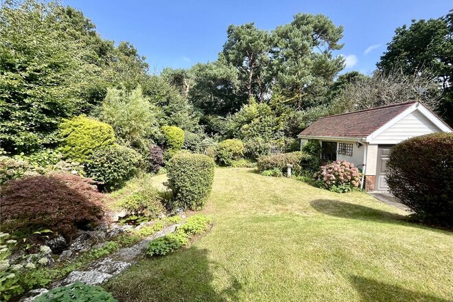 Queens Park West Drive, Dorset, BH8