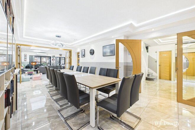 Edgwarebury Lane, Edgware, HA8