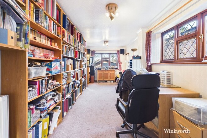Wolmer Gardens, Edgware, HA8