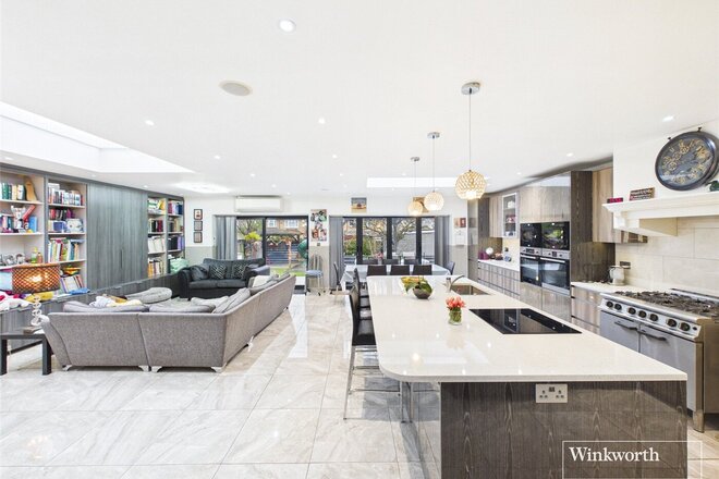 Edgwarebury Lane, Edgware, HA8