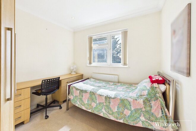 Wolmer Gardens, Edgware, HA8