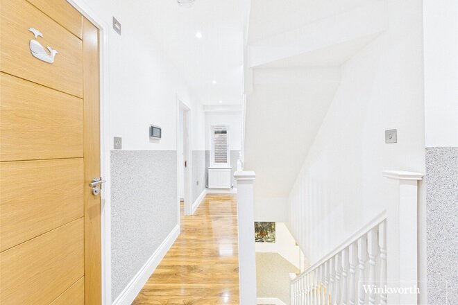 Edgwarebury Lane, Edgware, HA8