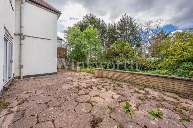 Wayside, London, NW11