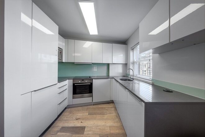 Jade House, London, NW3