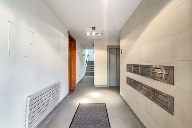 Jade House, London, NW3