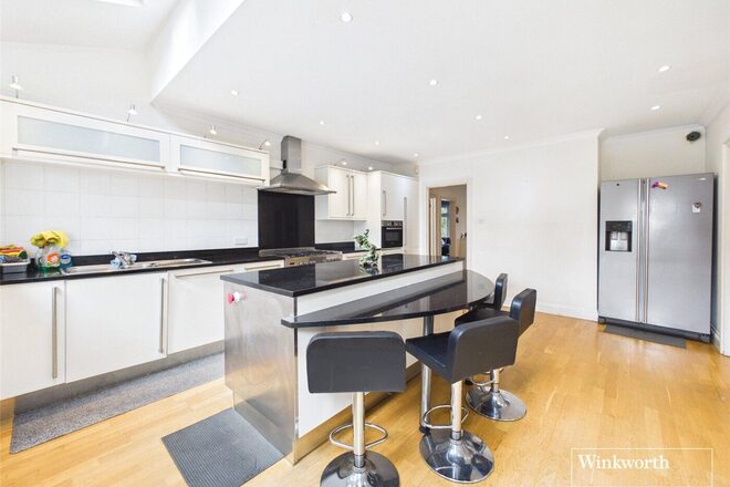 Wolmer Gardens, Edgware, HA8