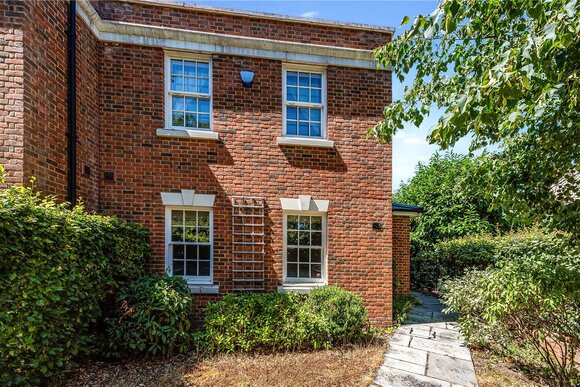 Elizabeth Place, Hampshire, SO22