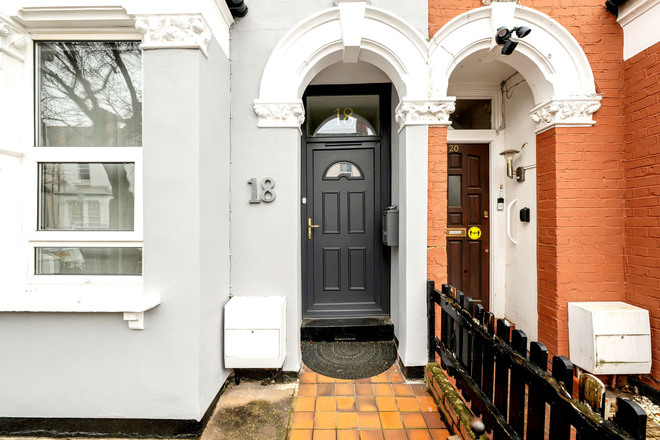 Holberton Gardens, London, NW10