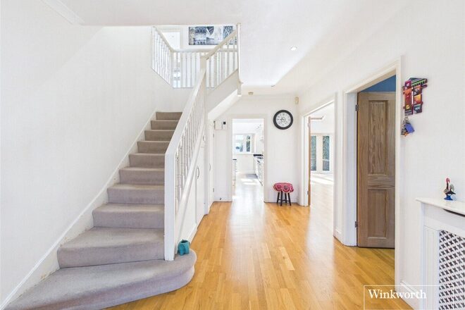Wolmer Gardens, Edgware, HA8