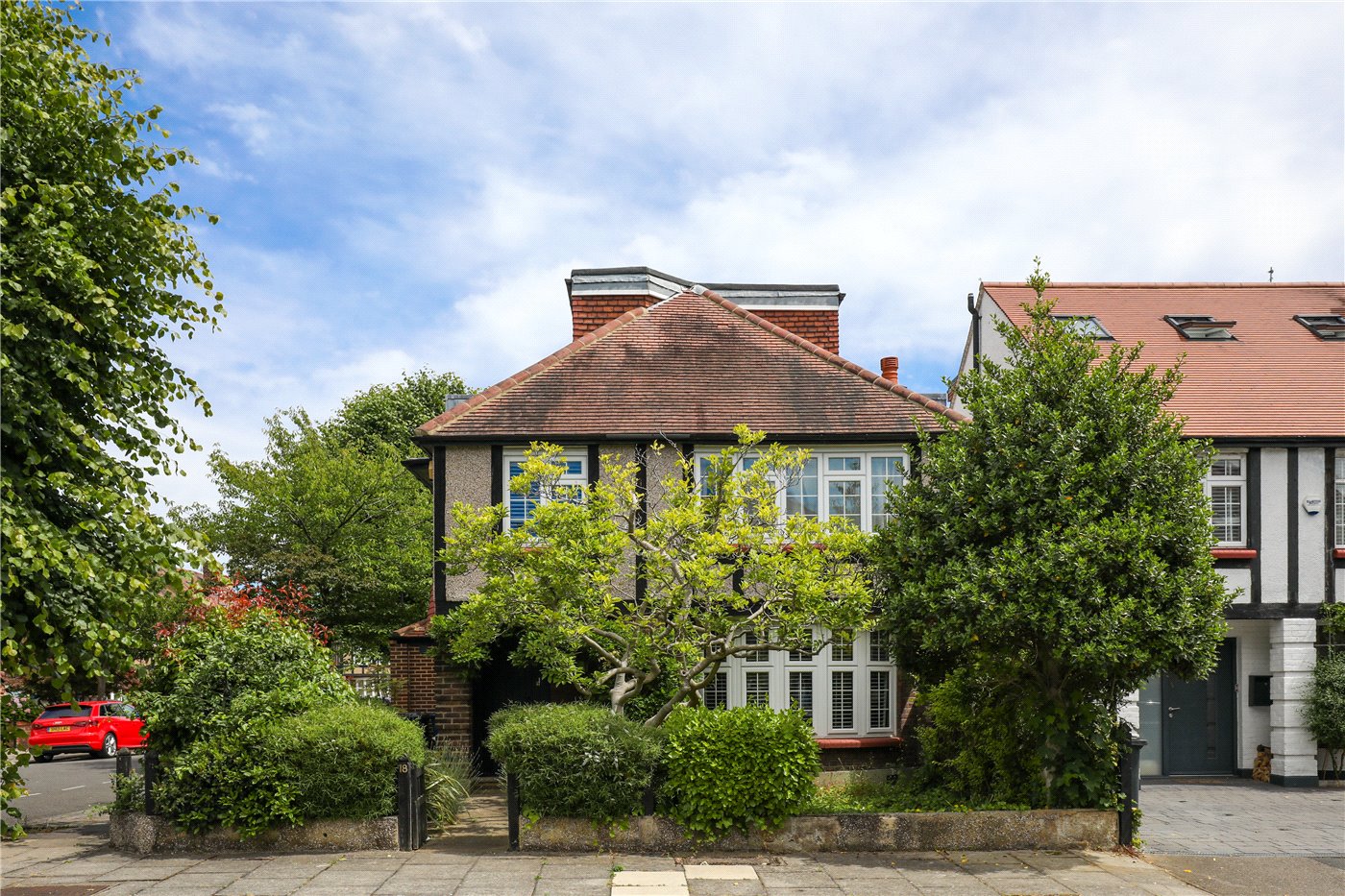 Queen Annes Grove, London, W5