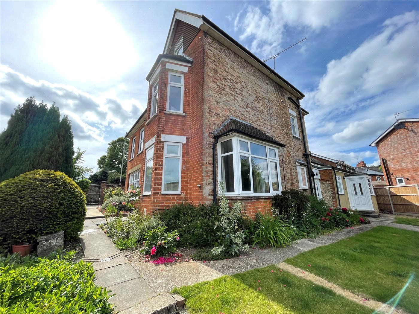 Farnborough Road, Farnham, GU9